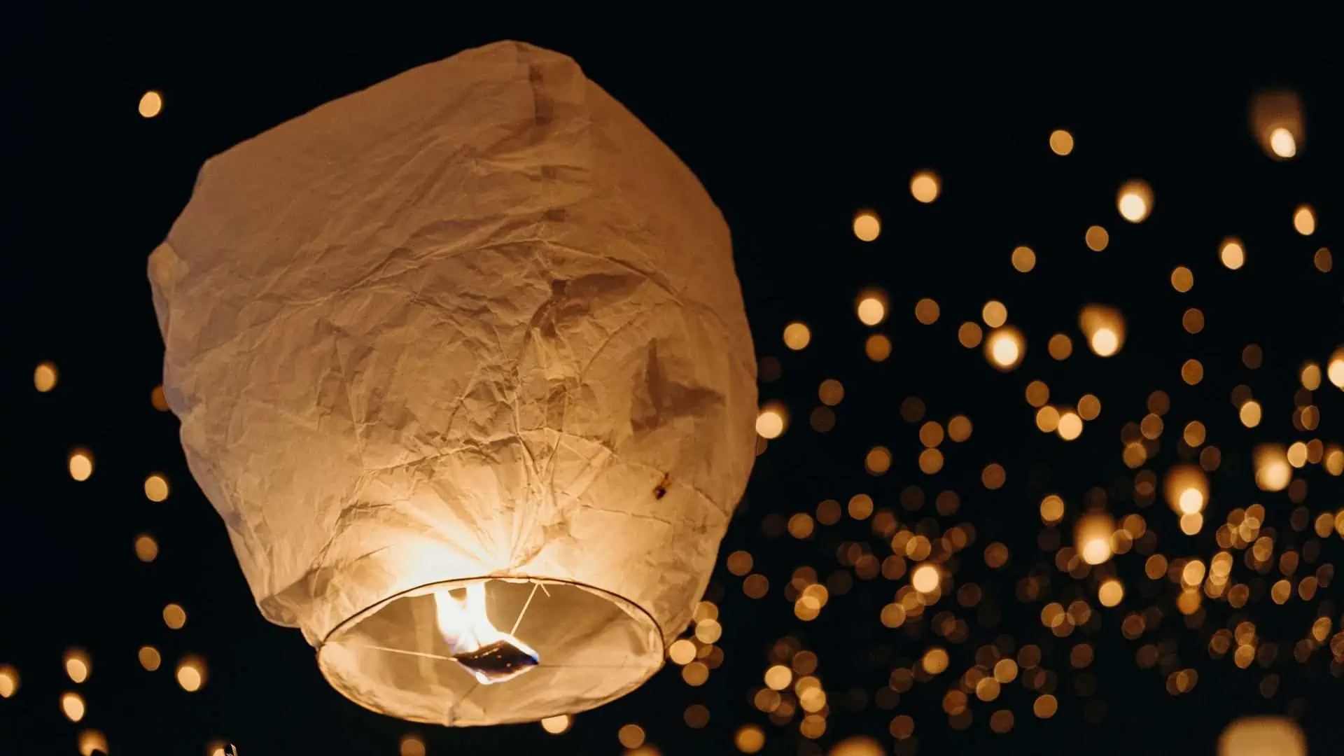 Lanterns float into the sky to look like stars.